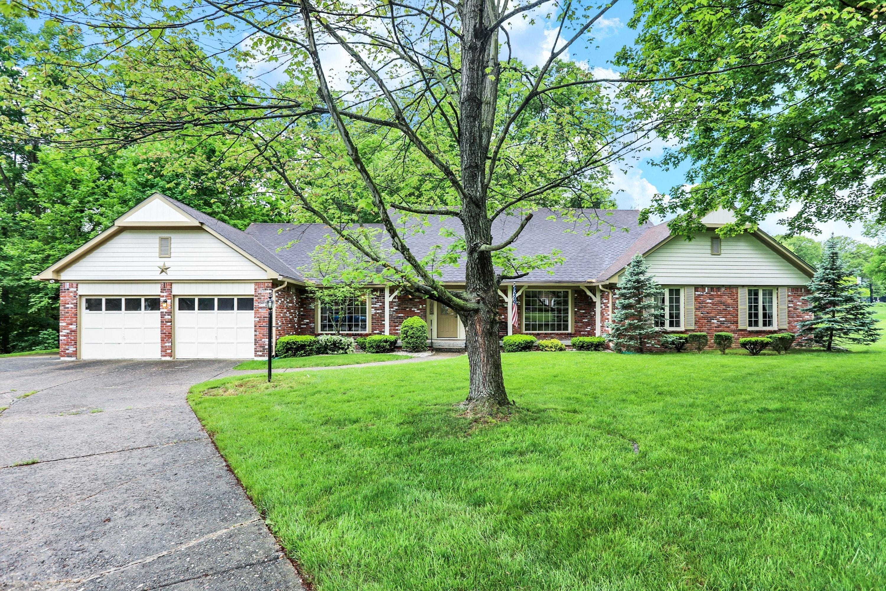 Photo of 210 Royal Oak Court Zionsville, IN 46077