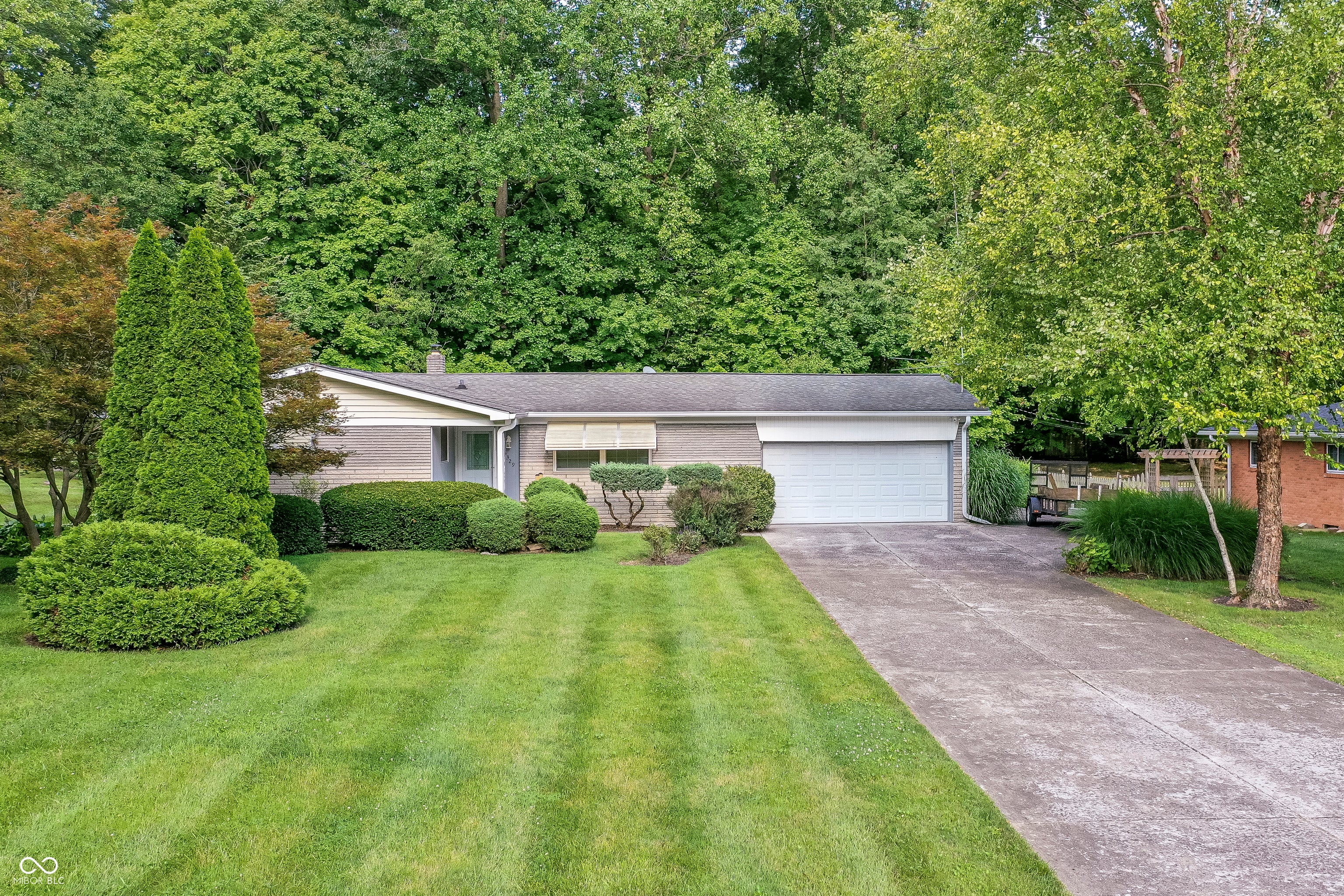 6329 Wood Knoll Lane, Indianapolis