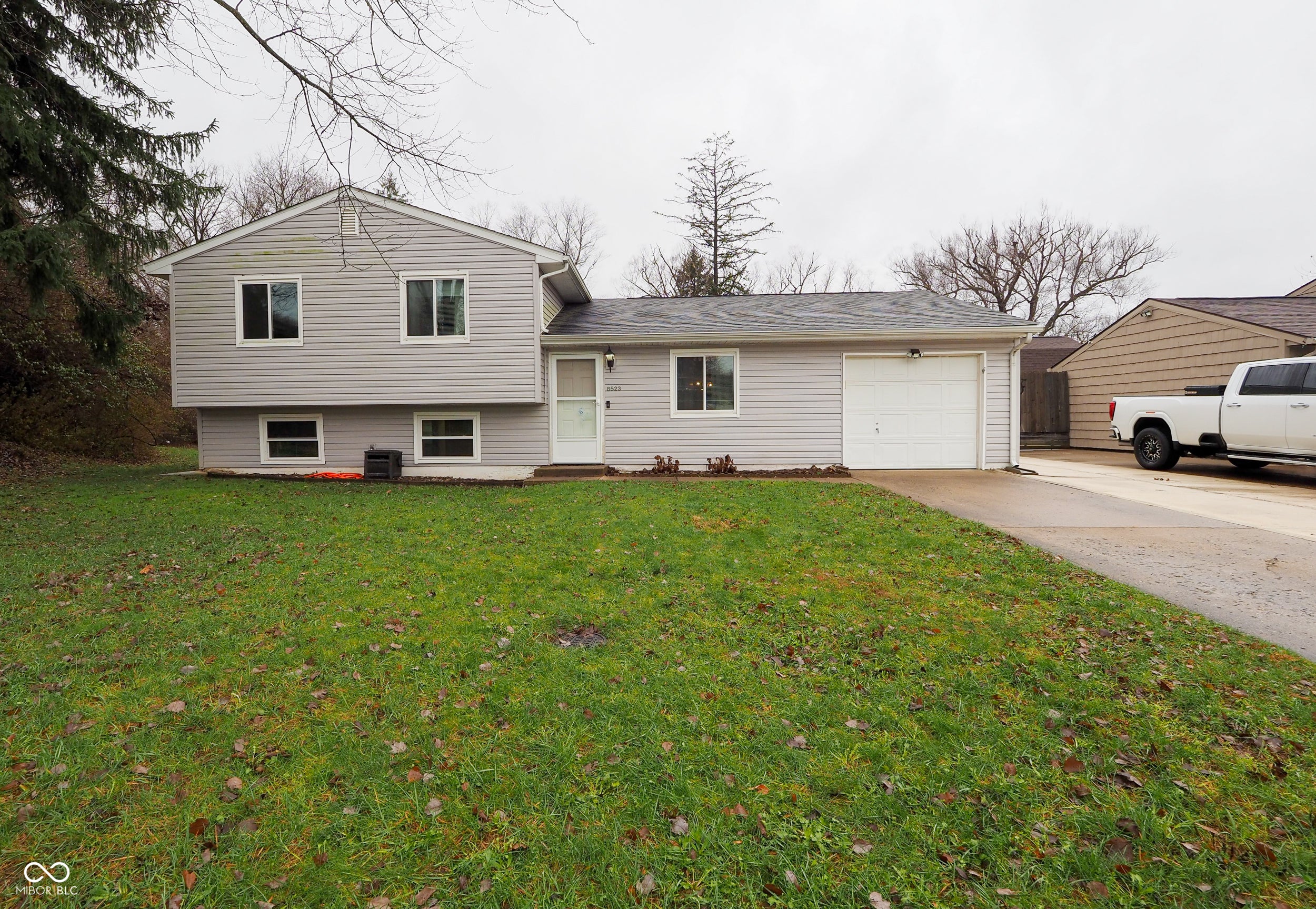 8523 Farmhill Road, Indianapolis