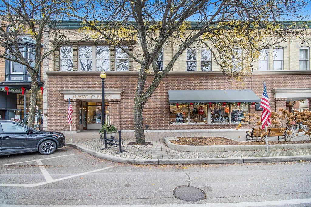 36 W 8th Street, Holland