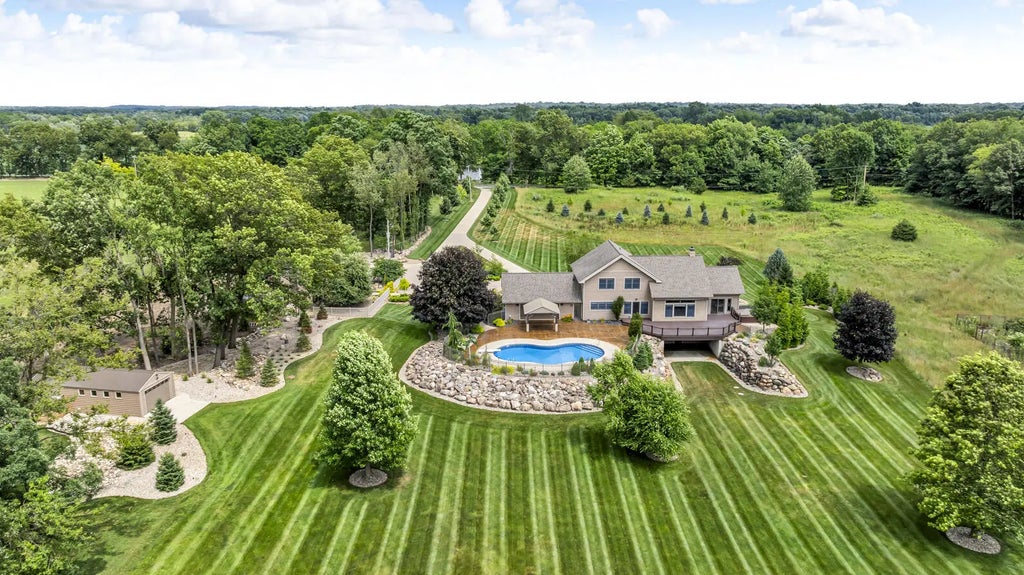 12500 Round Lake Road, Horton