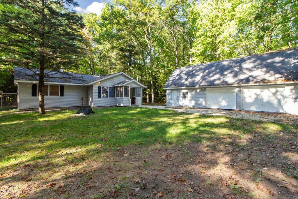 878 N Wolf Avenue, Baldwin