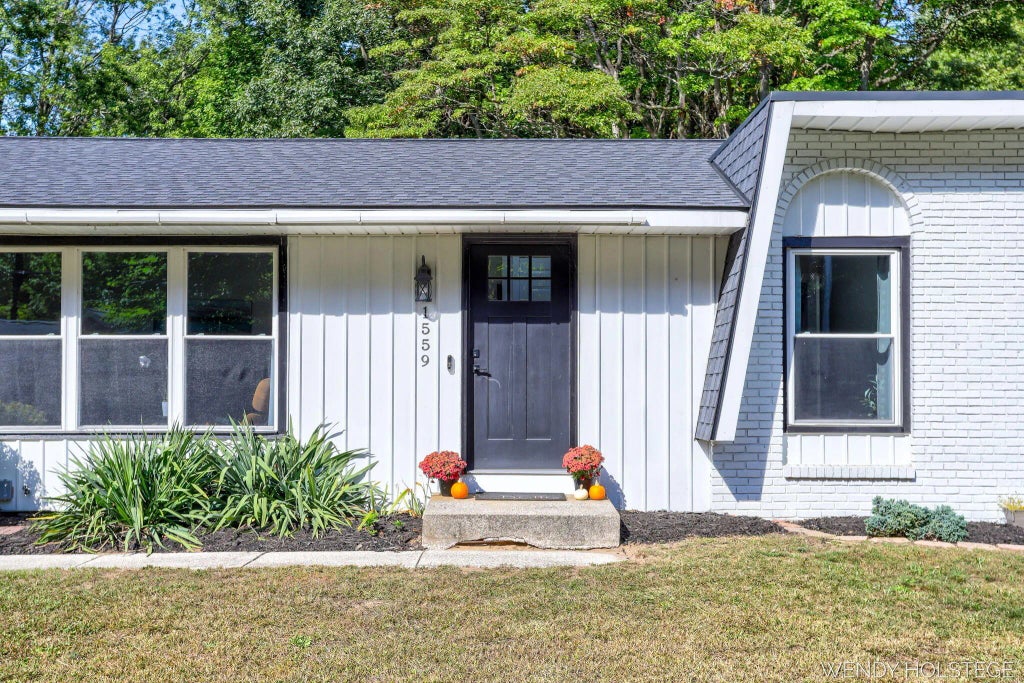 1559 Post Avenue, Holland