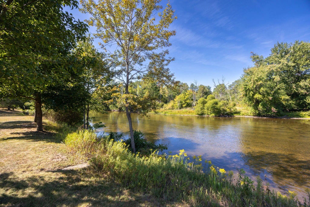 6825 Riverside Road, Evart