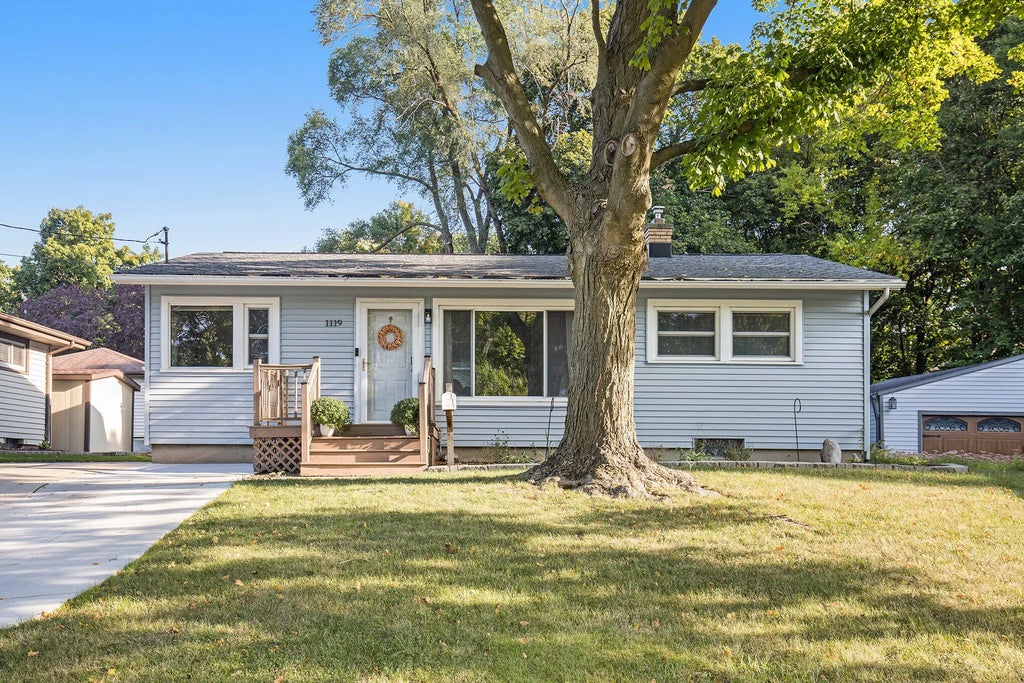1119 Kentwood Drive, Grand Rapids