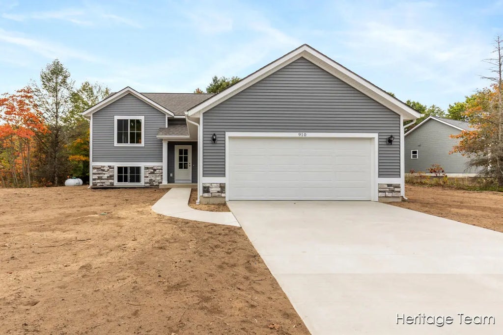 910 Apple Ridge Court, Allegan