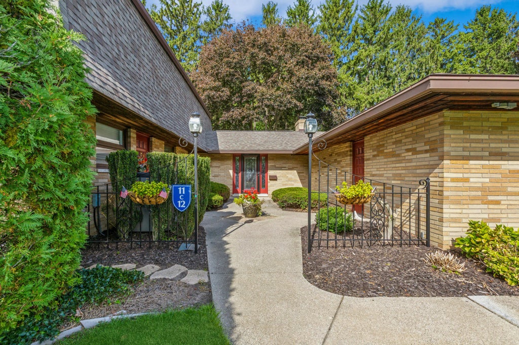 2727 S Lakeshore Drive 11, St. Joseph