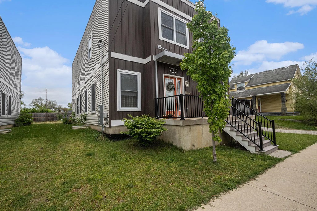 737 Bates Street, Grand Rapids