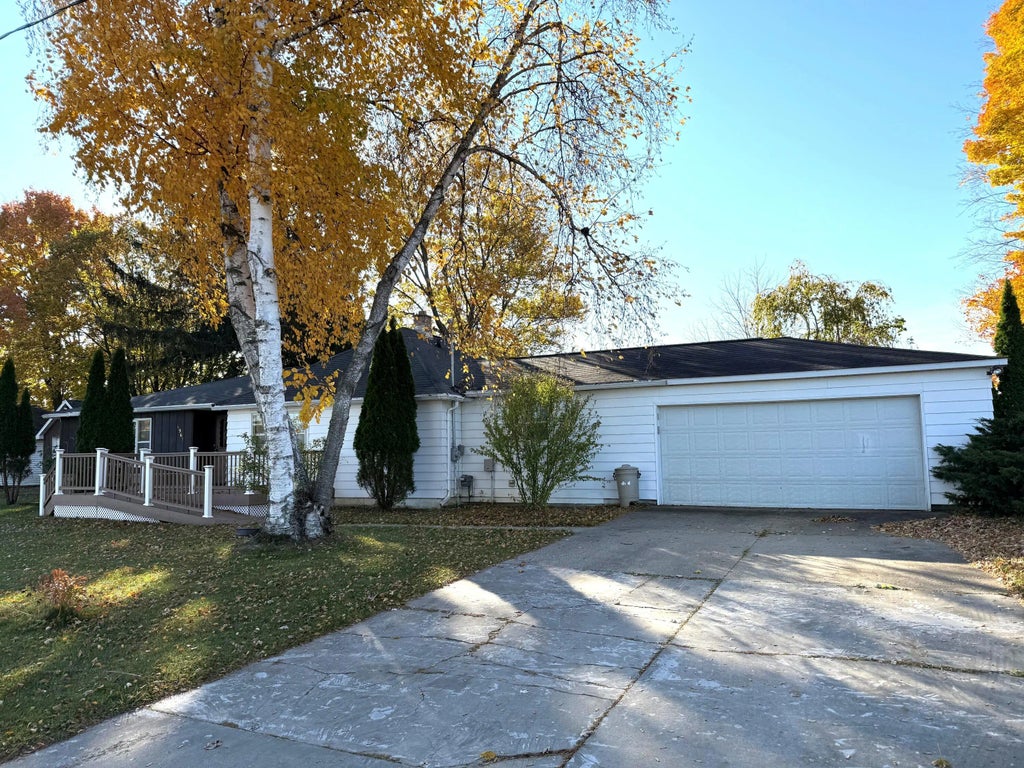 6961 Shoreline Drive, Delton