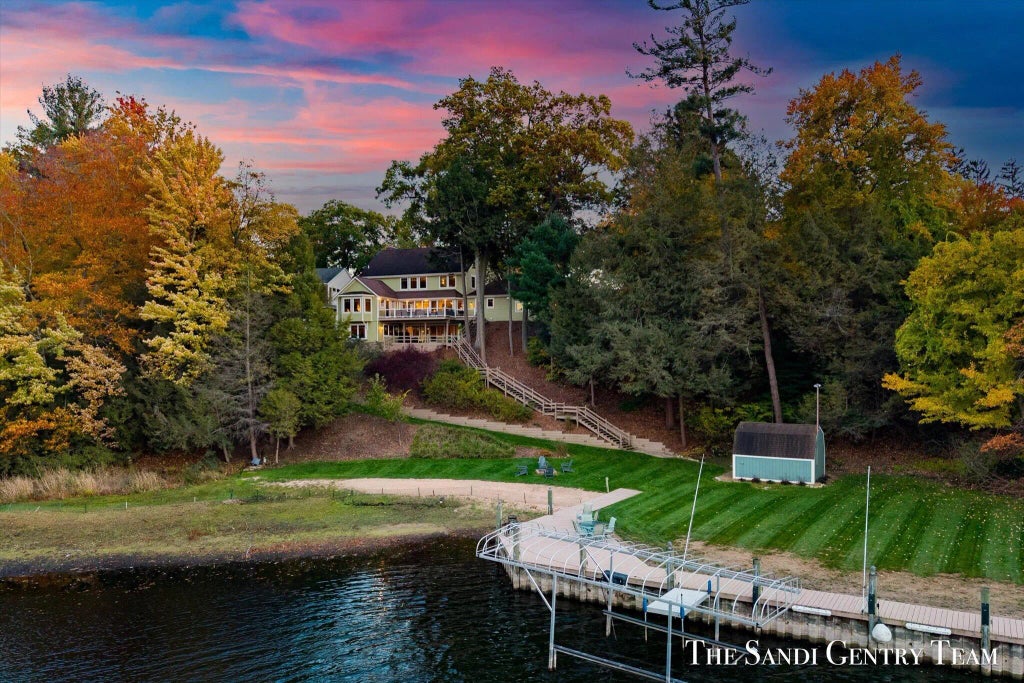 18886 Greenwood Court, Spring Lake