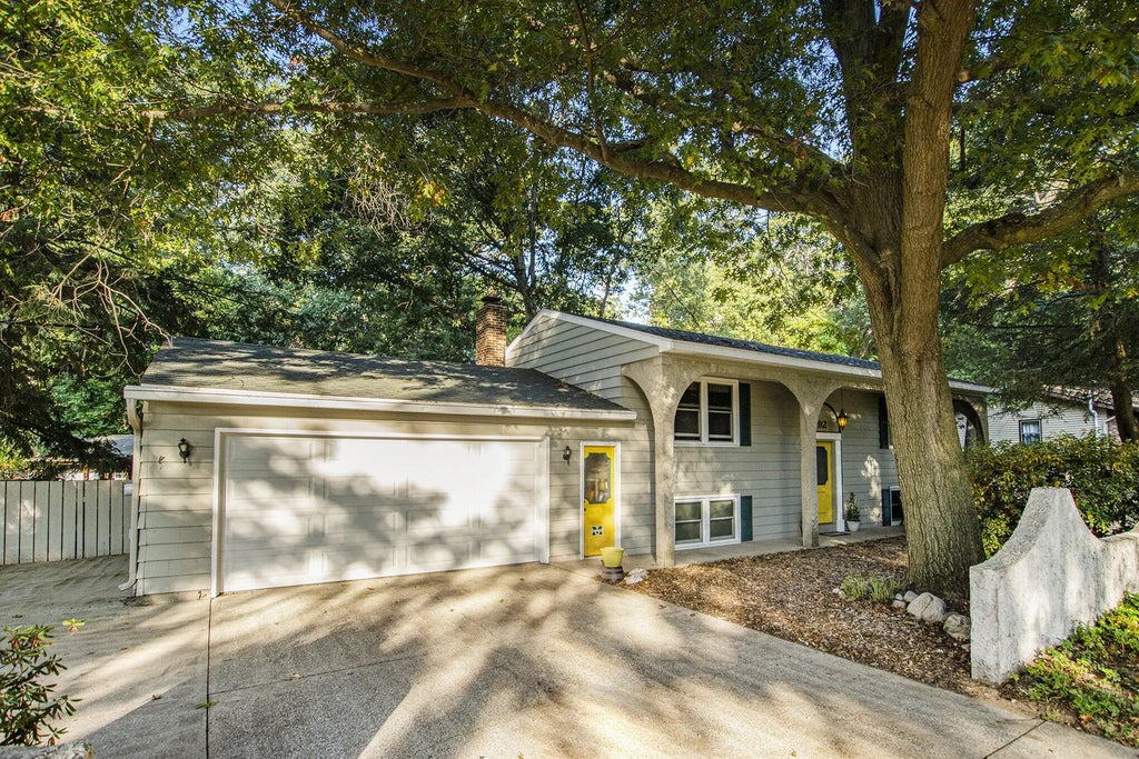 92 Oak Valley Drive, Holland