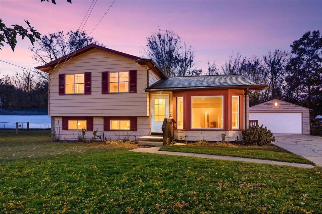 5514 Cabot Street, Portage