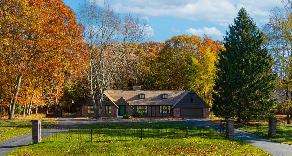 4000 Braeburn Drive, Norton Shores