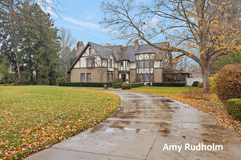 522 E River Street, Spring Lake