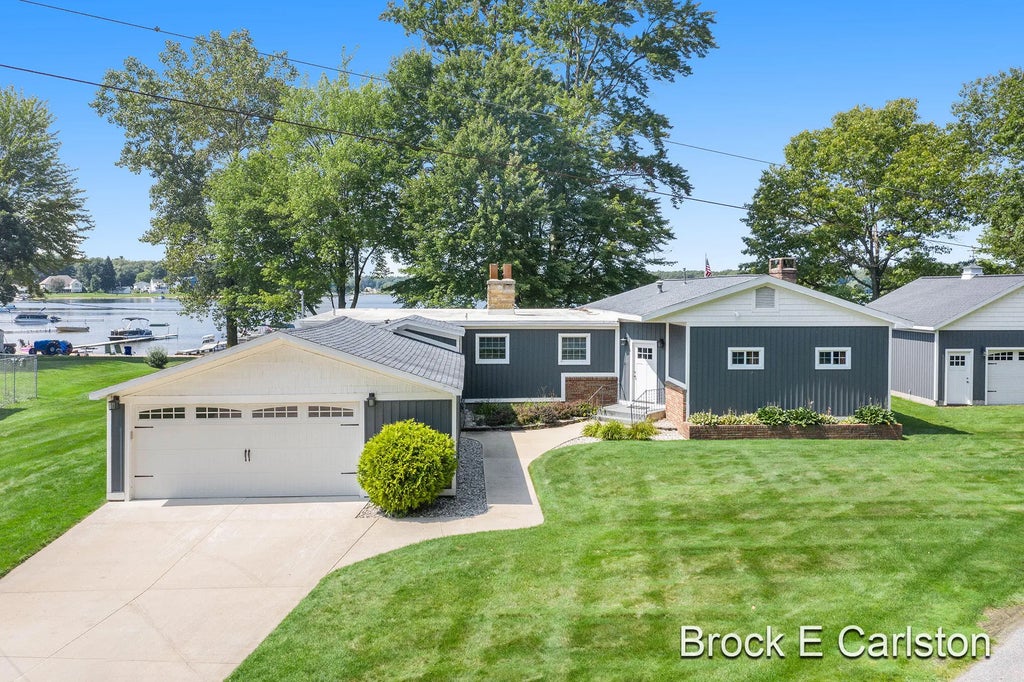 6075 West Street, Twin Lake