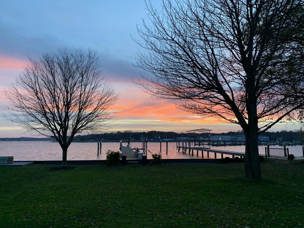 1738 Waukazoo Drive, Holland