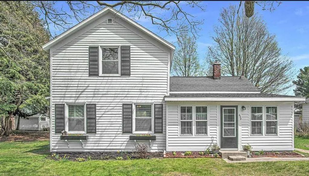 620 N Lakeshore Drive, Ludington