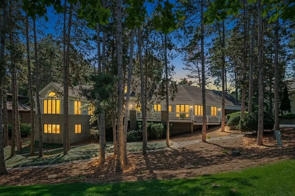 3433 Meadowood Trail Drive, Grand Rapids