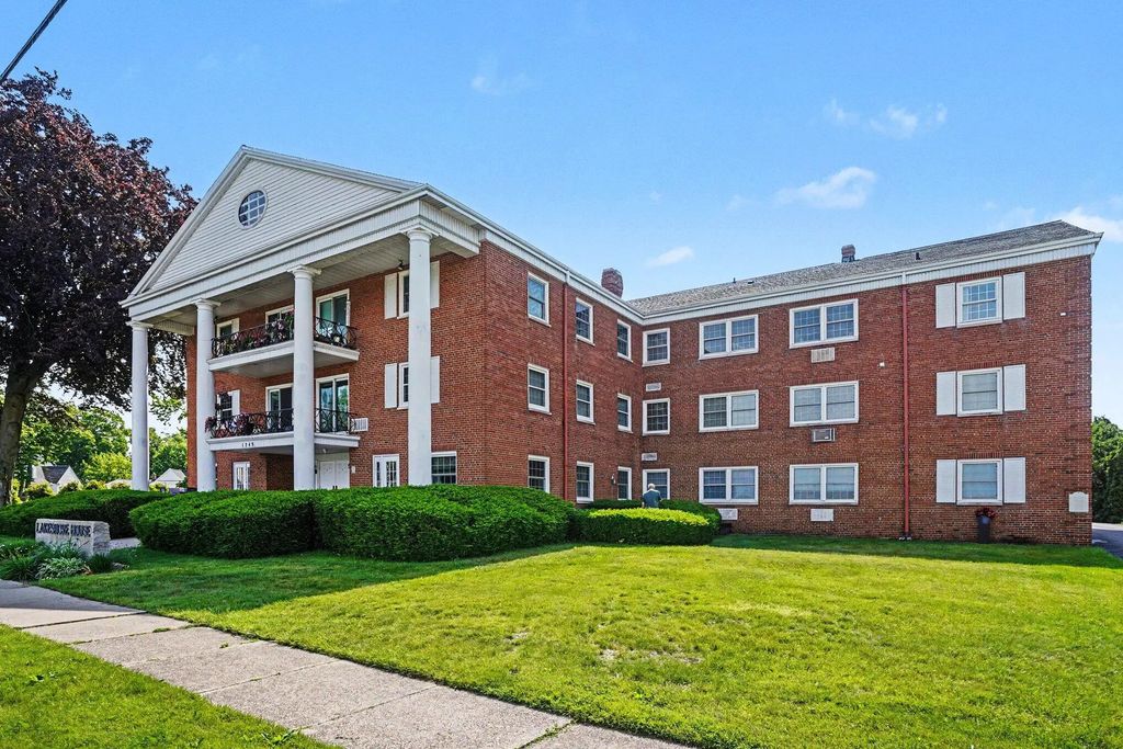 1249 Lakeshore Drive 115, Muskegon