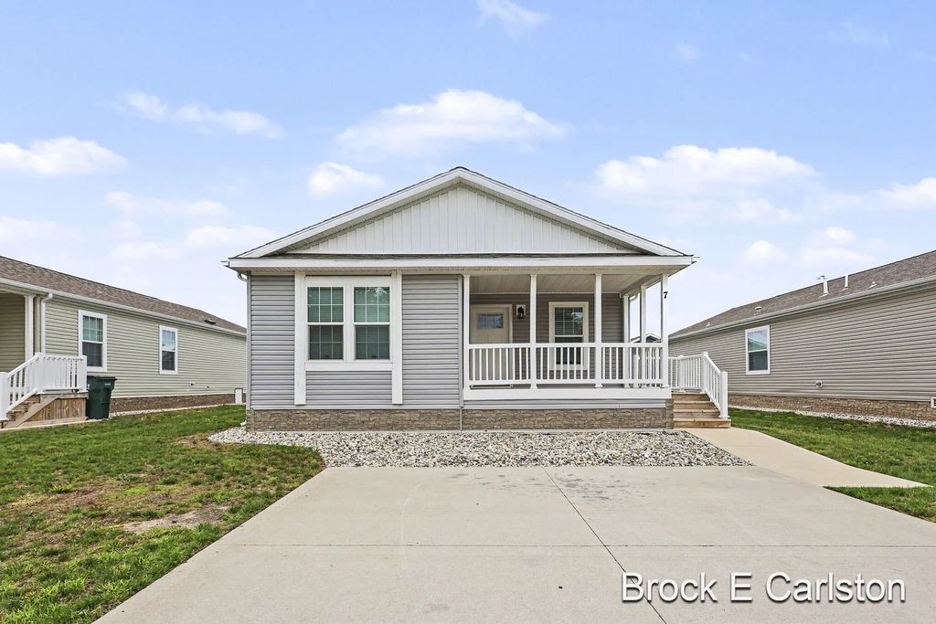 1283 E Ellis Road 7, Norton Shores