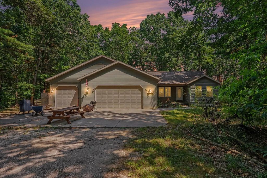 416 E River Road, Muskegon