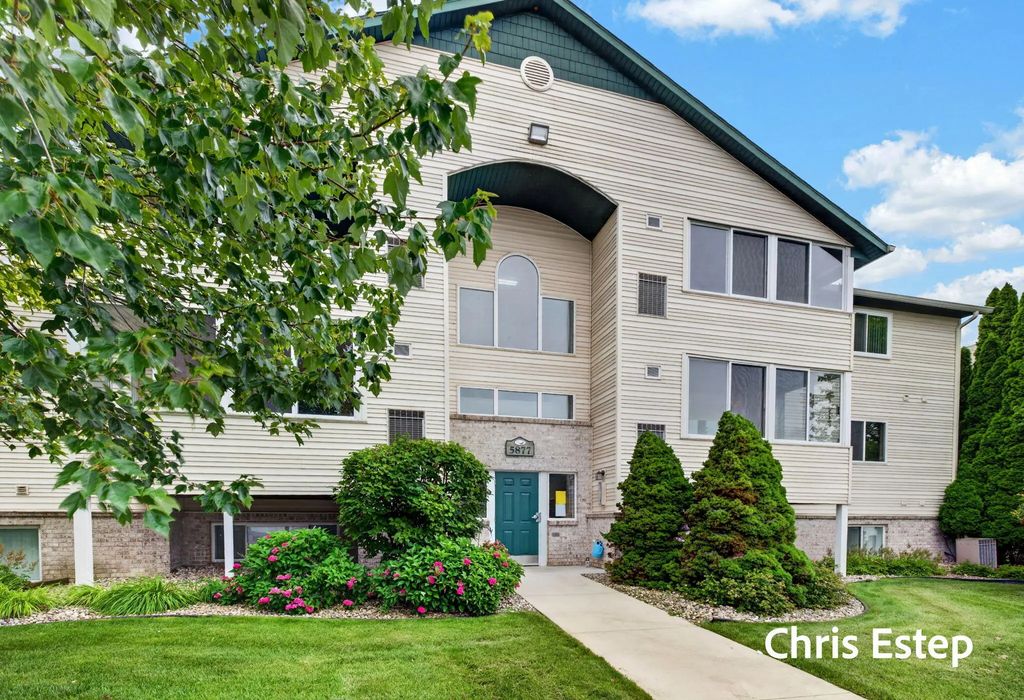 5877 Crosswinds Drive 31, Norton Shores