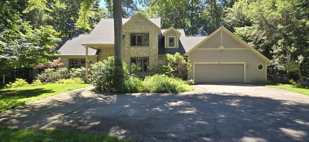 913 W Wellington Court, Norton Shores