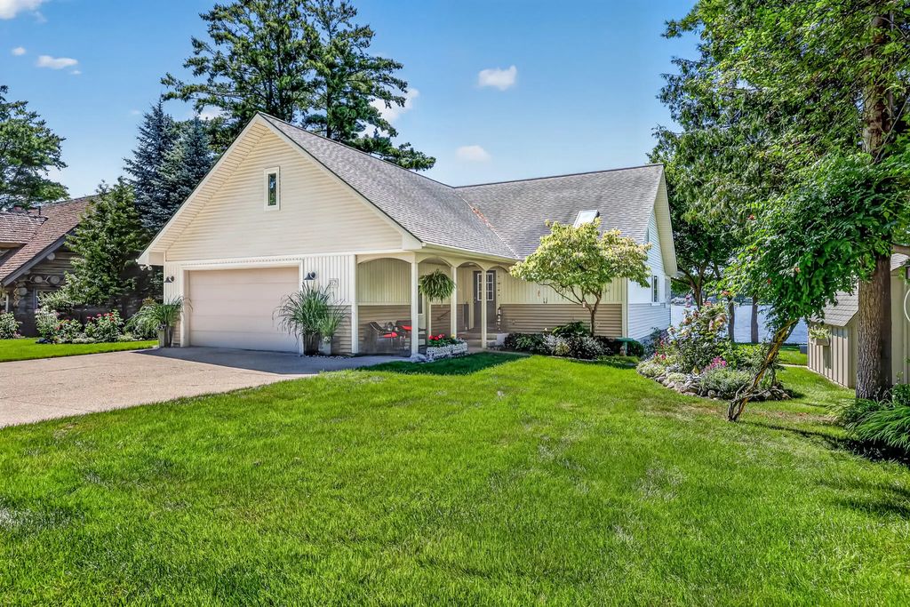 817 E Lake Road, Pentwater