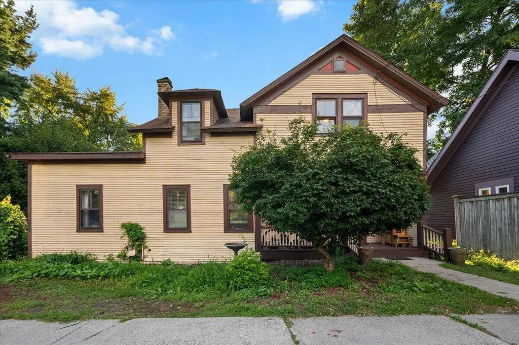 211 Charles Avenue, Grand Rapids