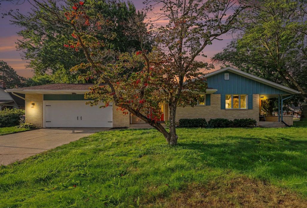 997 Colonial Court, Holland