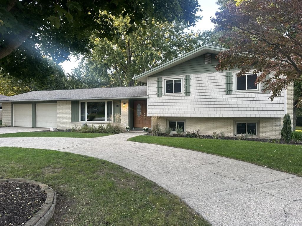 819 E Plainfield Court, Zeeland