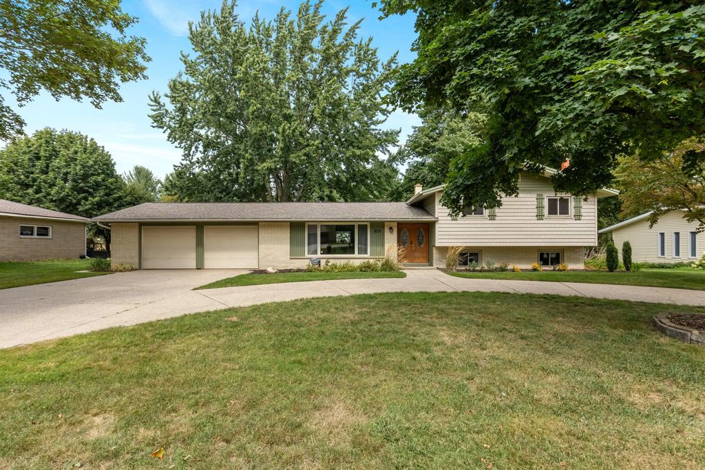 819 E Plainfield Court, Zeeland
