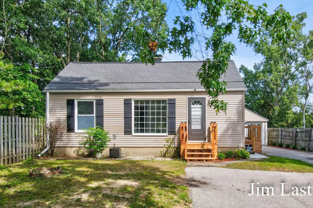 933 Barbara Street, Grand Rapids