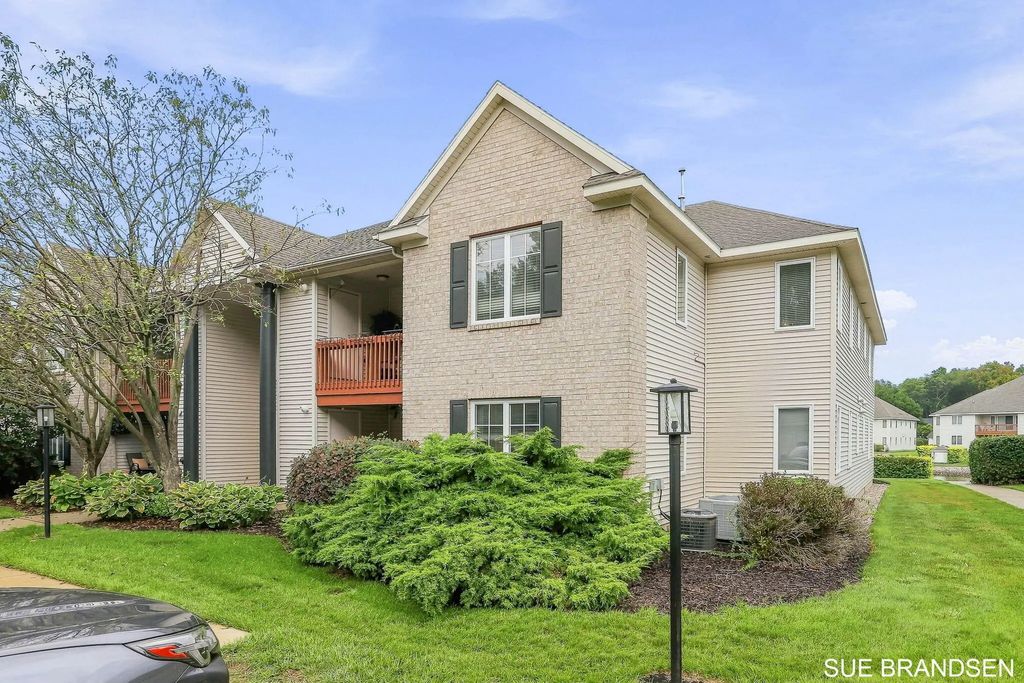 3122 W Crystal Waters Drive 8, Holland