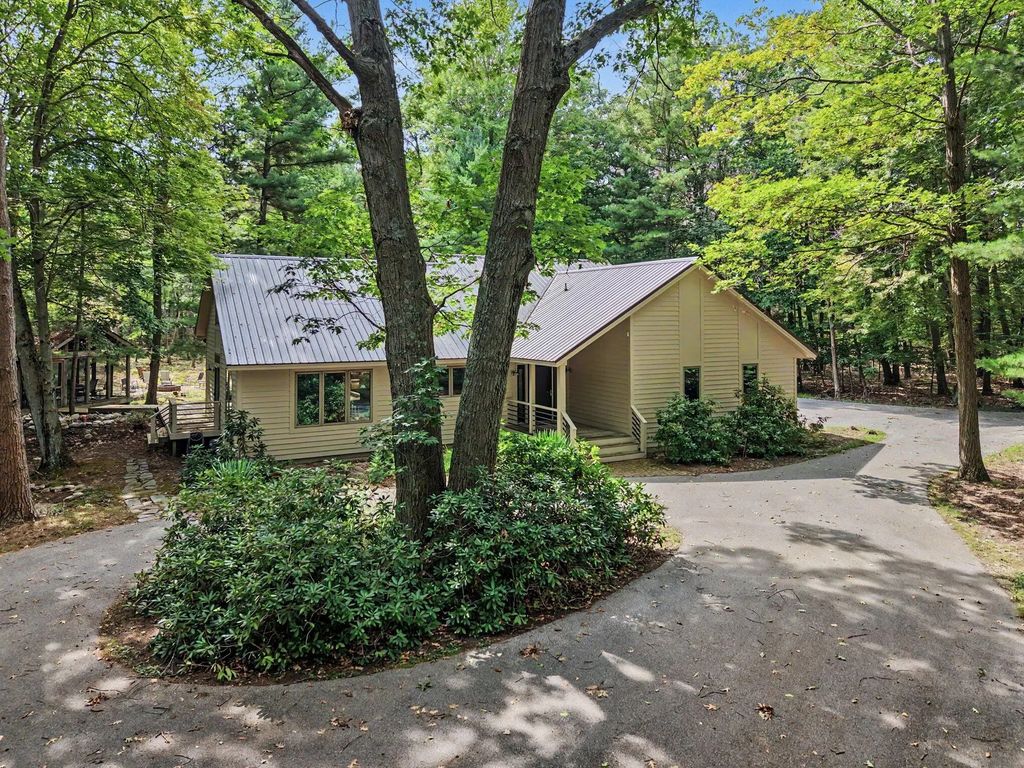1439 W Sternberg Road, Norton Shores