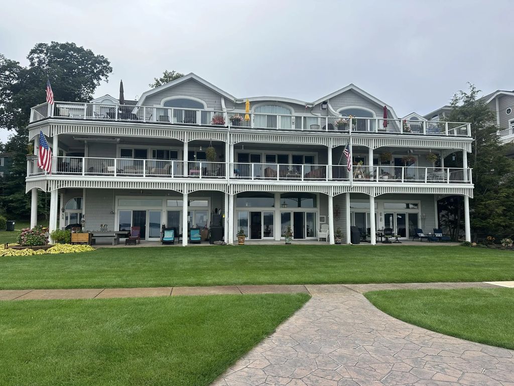 6180 Murray Road 302, Whitehall