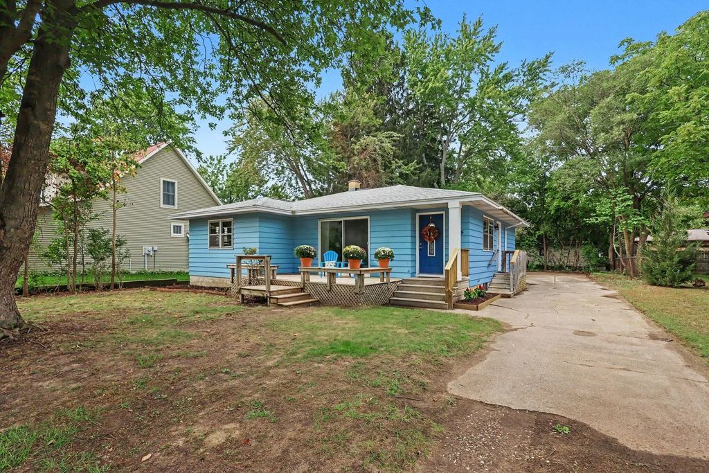 615 Fall Street, Spring Lake