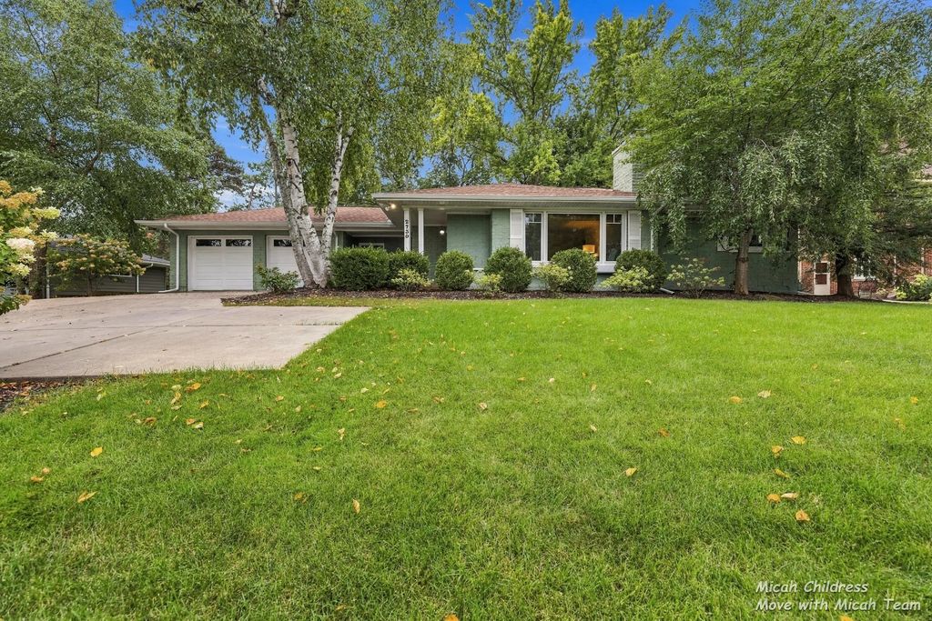 2730 Robinson Road, Grand Rapids