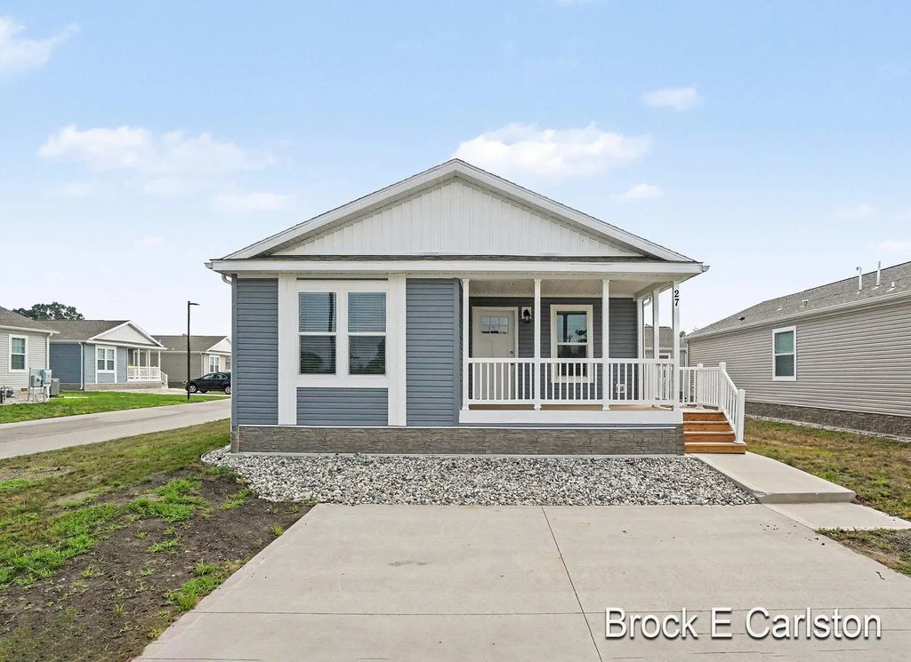 1283 E Ellis Road 27, Norton Shores