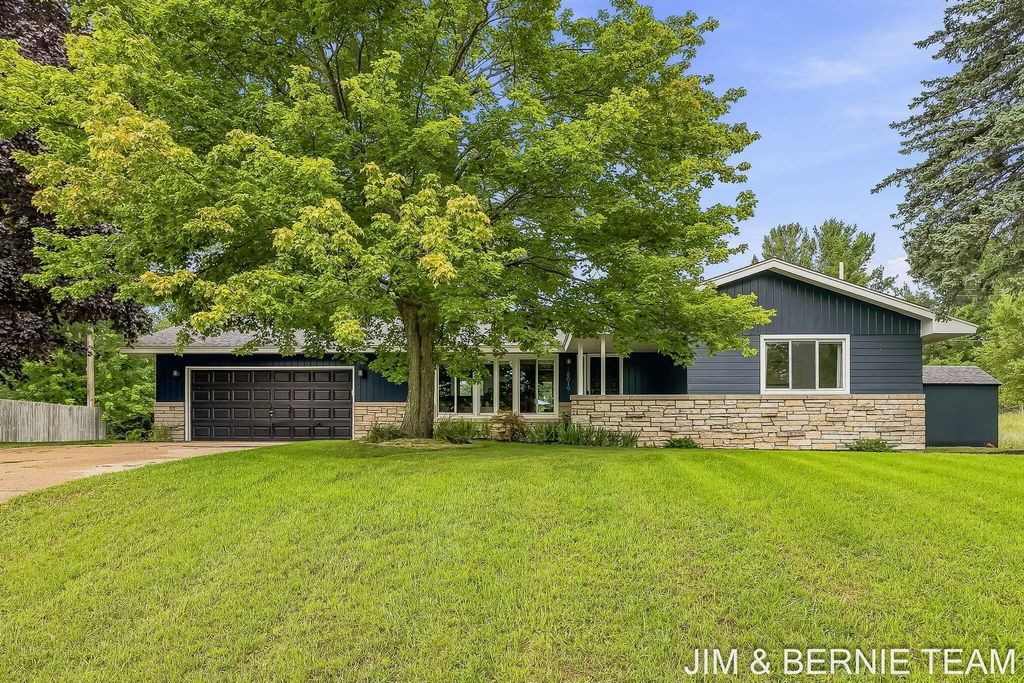 18019 Mohawk Drive, Spring Lake