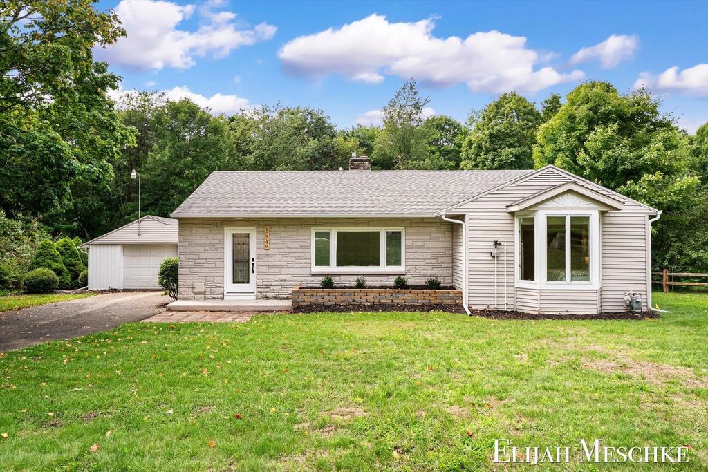 13749 Lakeshore Avenue, Grand Haven