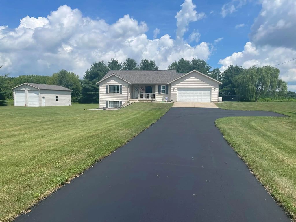 10660 Duncan Lake Avenue, Caledonia