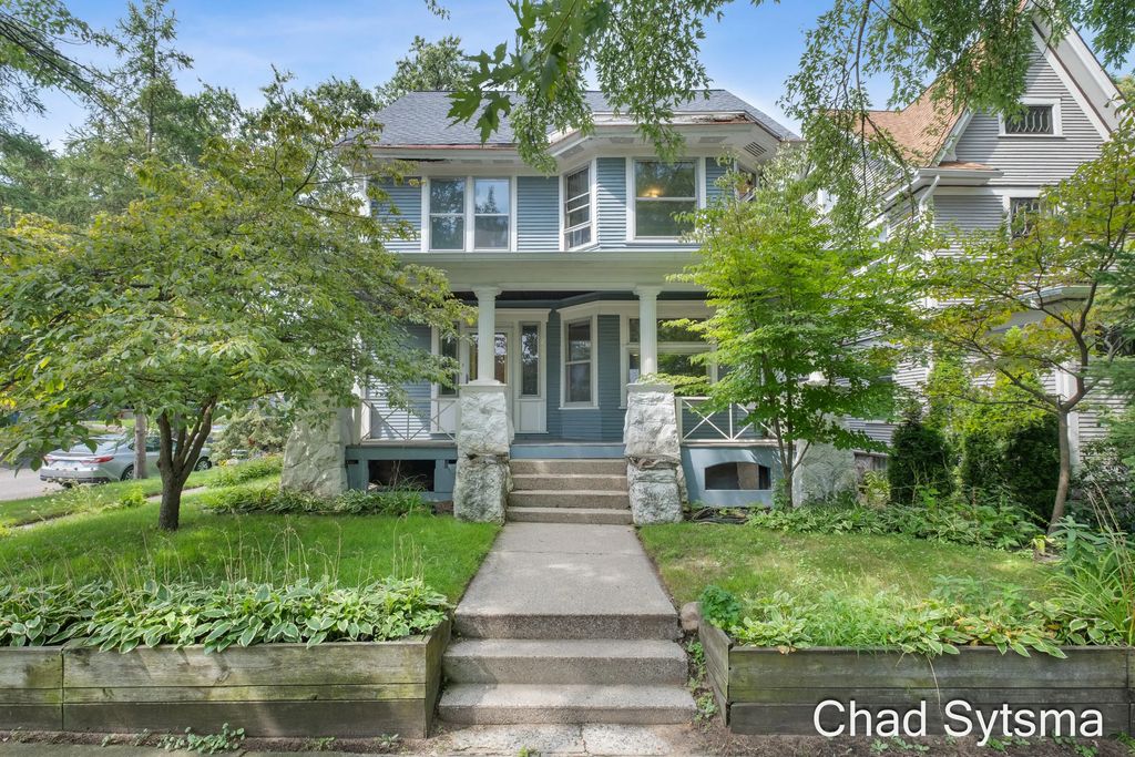 219 Carroll Avenue, Grand Rapids