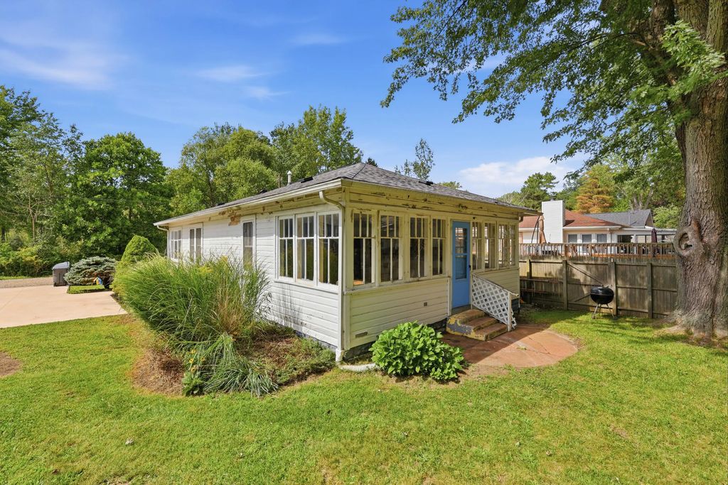 83 Pershing Avenue, South Haven