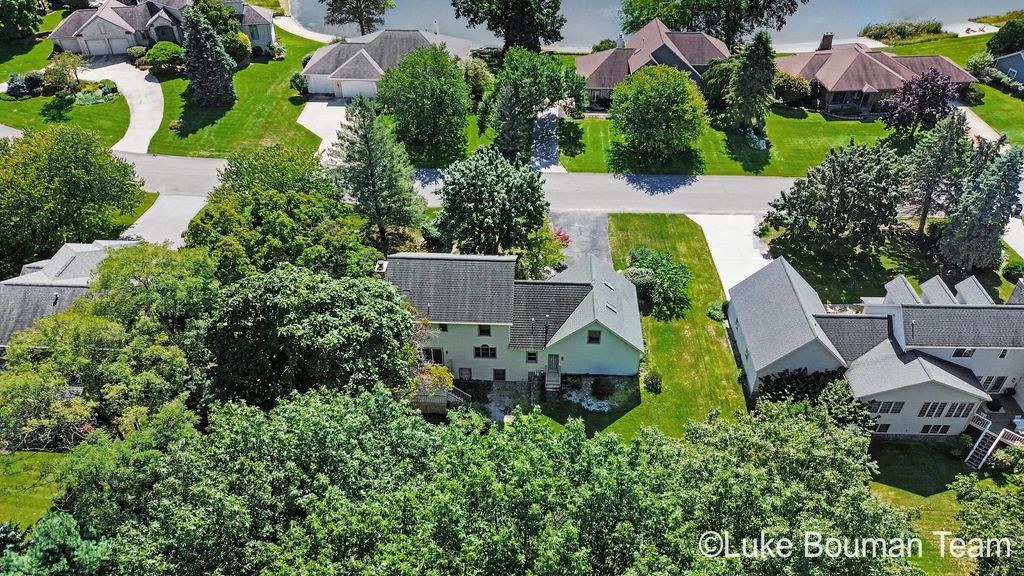 945 Bay Ridge Drive, Holland