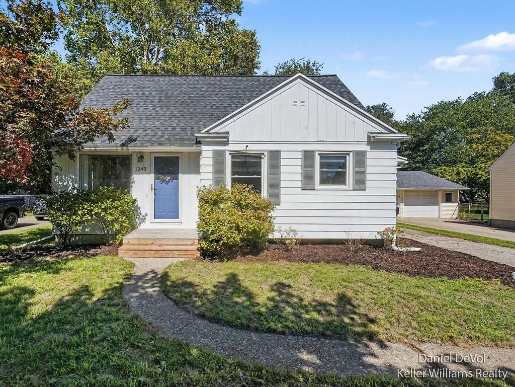 1243 Ne Northlawn Street, Grand Rapids