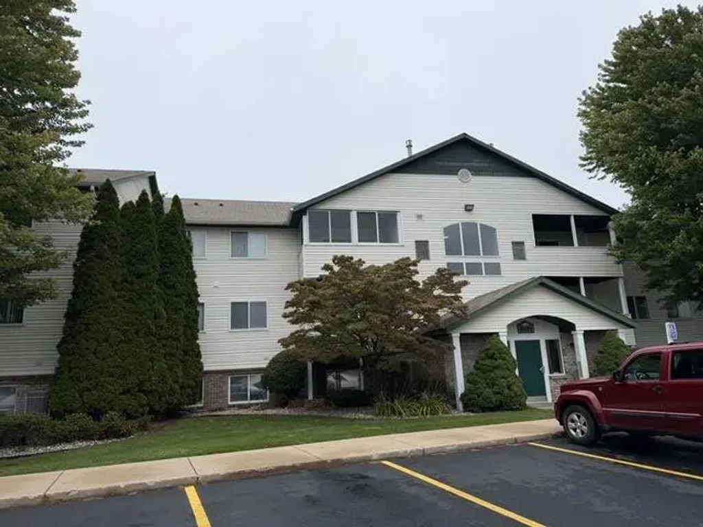5821 Crosswinds Drive 31, Norton Shores