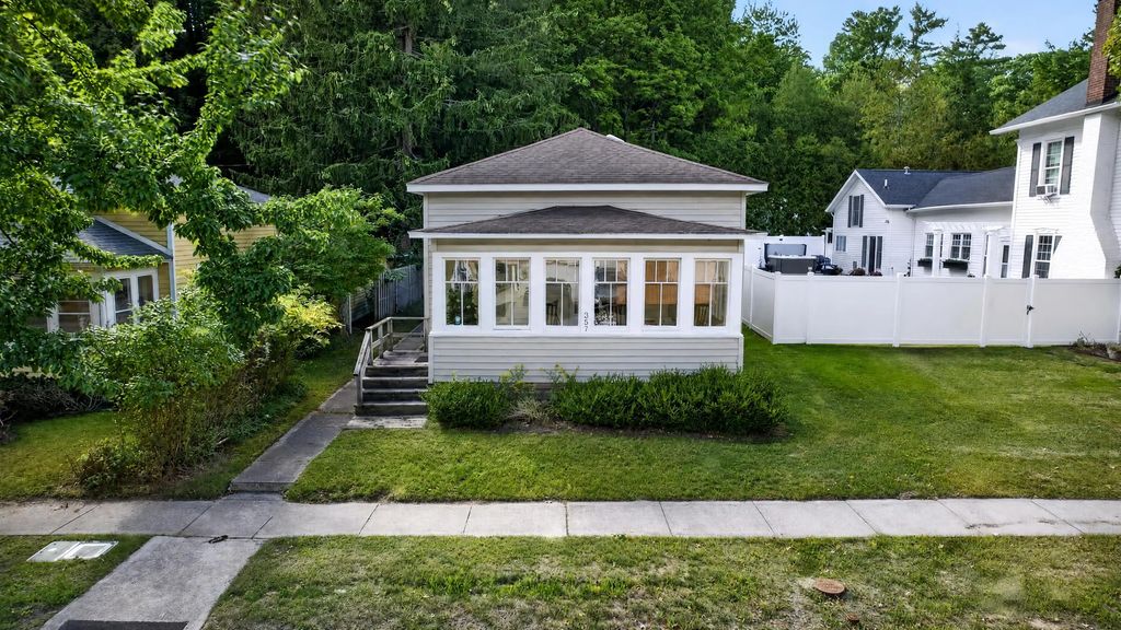 357 N Hancock Street, Pentwater