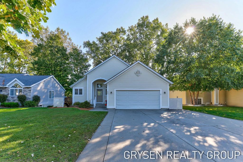 642 Clover Ridge Avenue, Grand Rapids