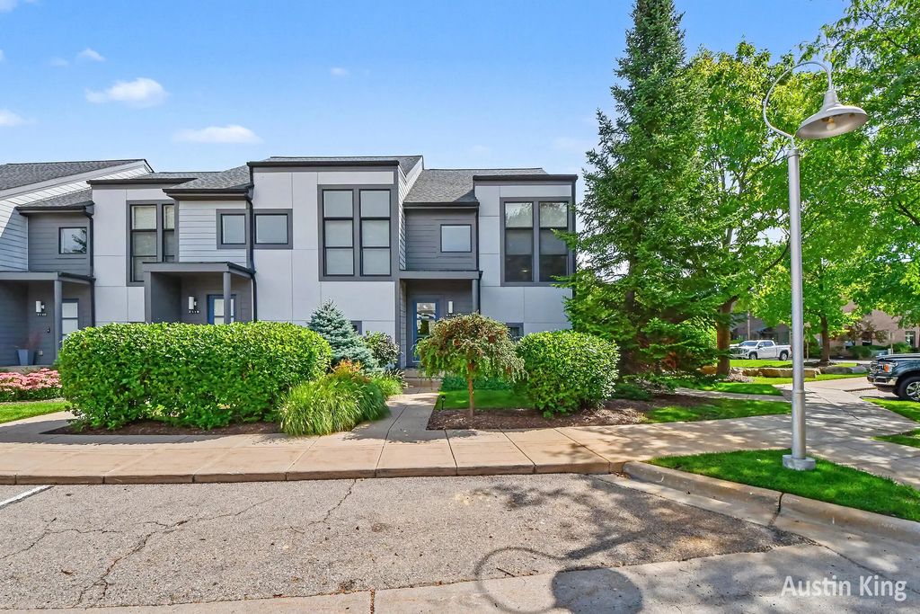 2114 New Town Drive, Grand Rapids
